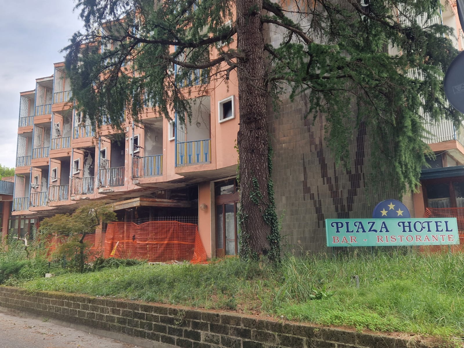 Immagine per Ex Plaza e Gradualis nel degrado a Pineta, ora 225 cittadini scrivono al sindaco di Grado