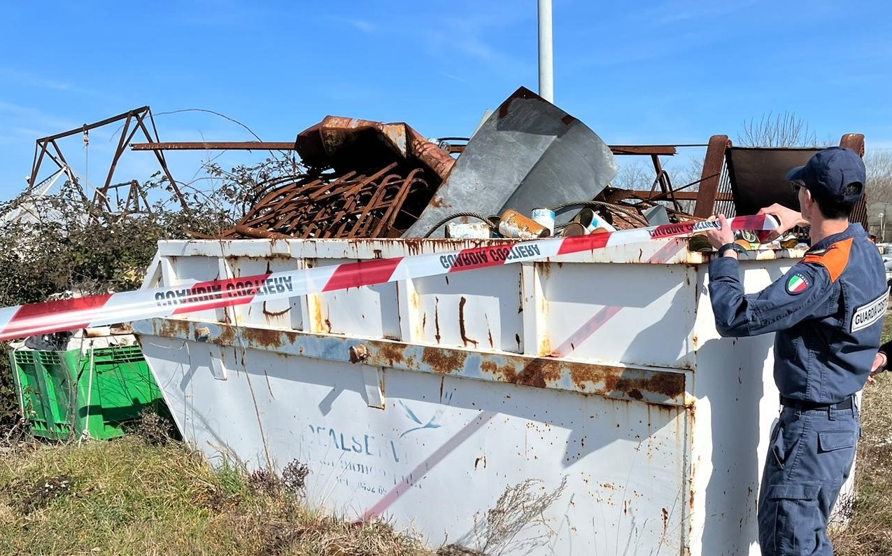 Immagine per Rifiuti abbandonati nella laguna di Grado, scatta il maxi sequestro 