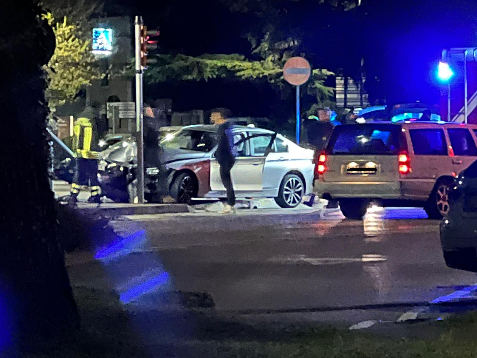 Immagine per Colpisce palo nella notte con l'auto, incidente a Ronchi