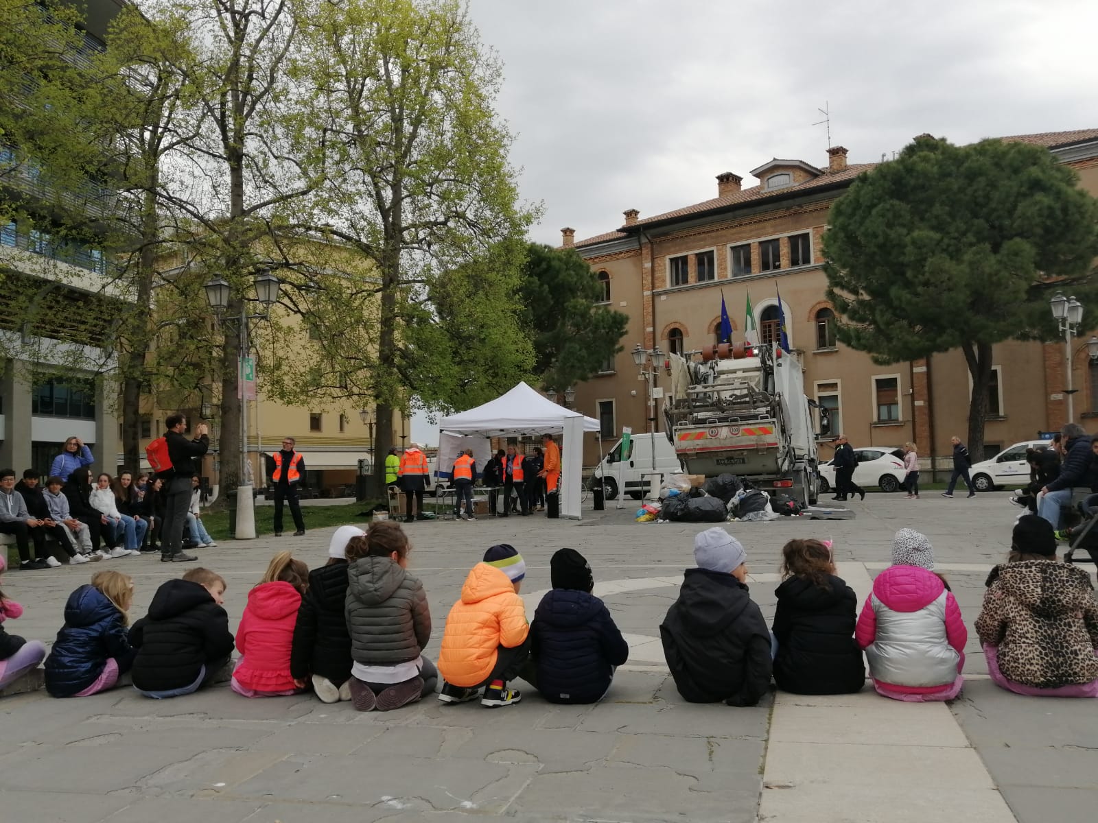 Immagine per Rifiuti scaricati in piazza a Grado, ragazzi a lezione di sostenibilità