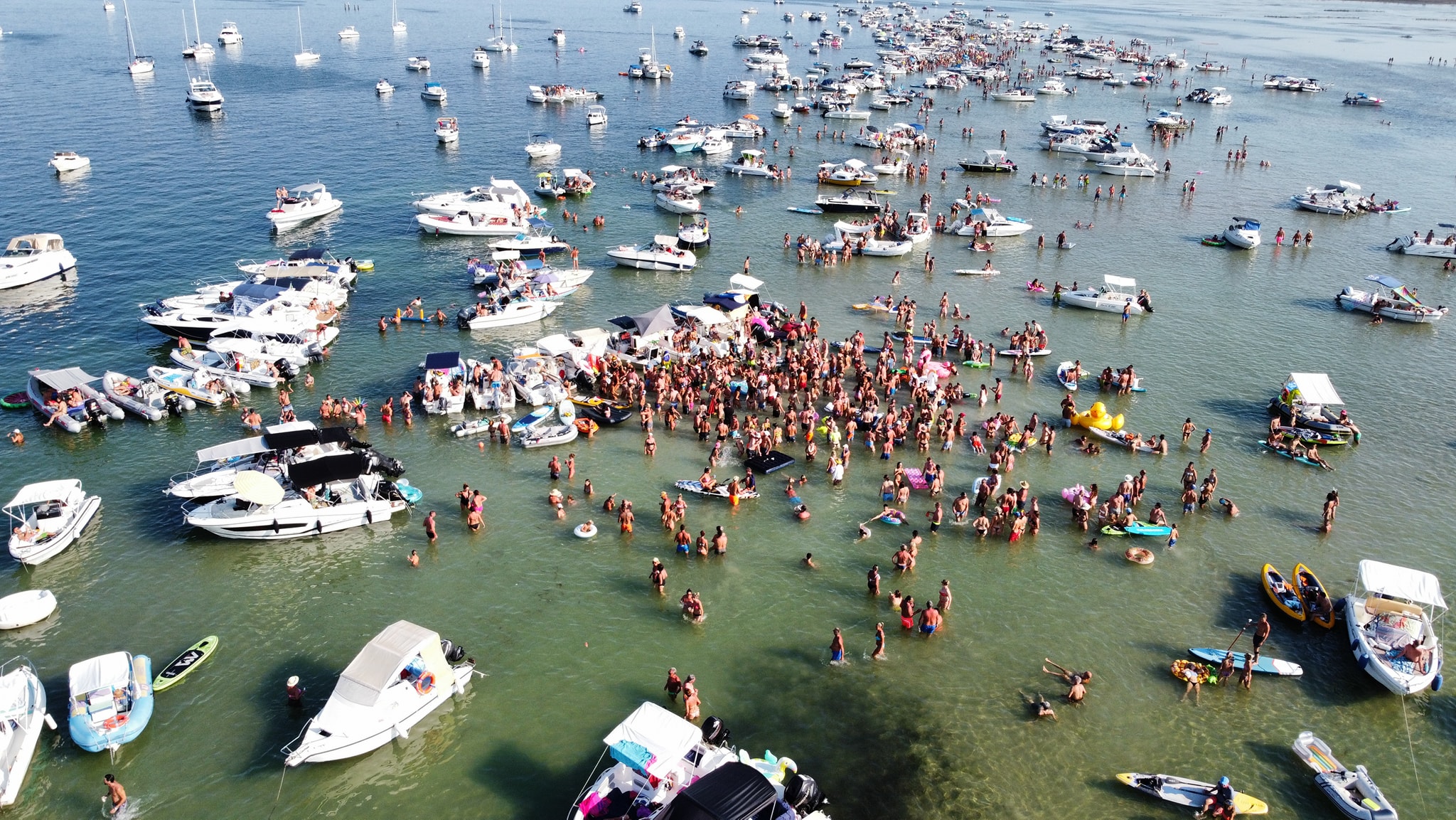 La festa di Ferragosto colora i Caregoni, quasi 2mila sulle barche