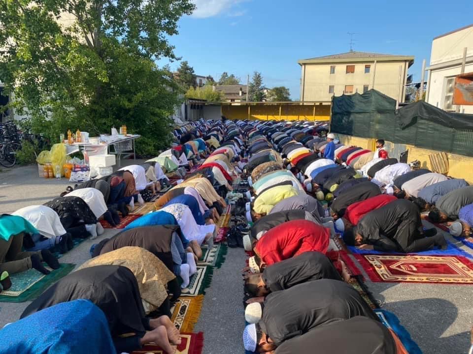 Immagine per L'Islam festeggia la fine del Ramadan, in migliaia pregano a Monfalcone