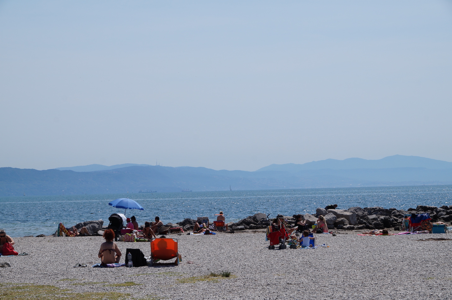 Monfalcone prepara l'estate, le regole in spiaggia: ok agli animali