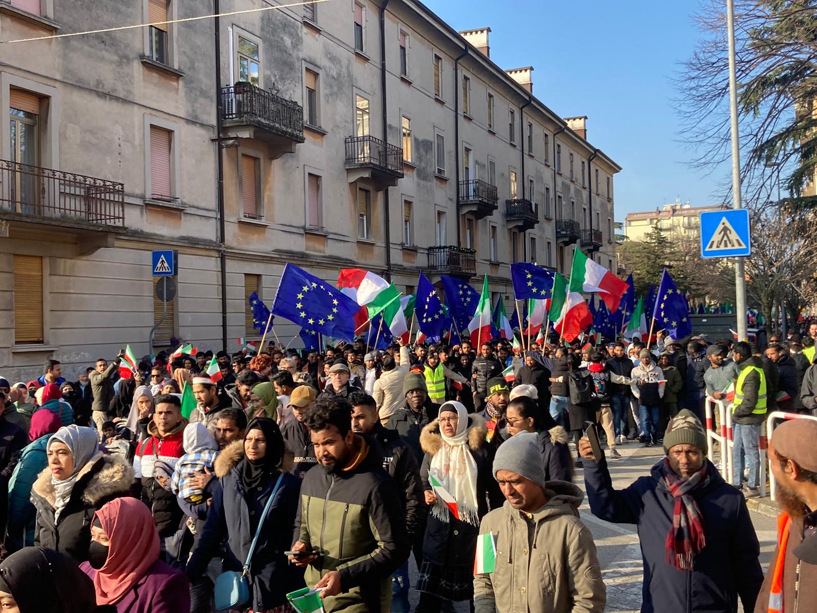 Corteo in strada a Monfalcone, bandiere italiane ed europee contro le divisioni