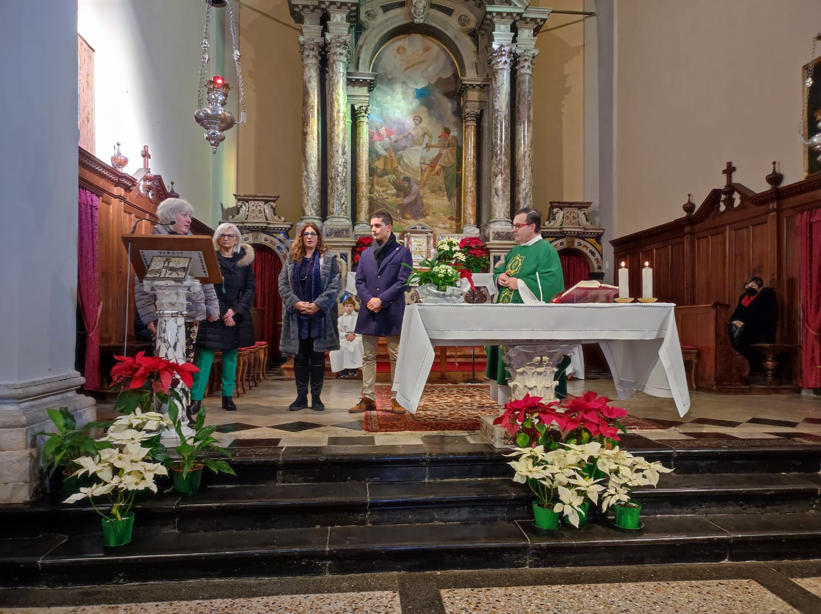 L'ultimo regalo dell'albero all'uncinetto di Ronchi, fondi alla Caritas