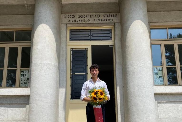 Giovanni festeggia la fine del liceo a Monfalcone, «il Covid ha pesato»