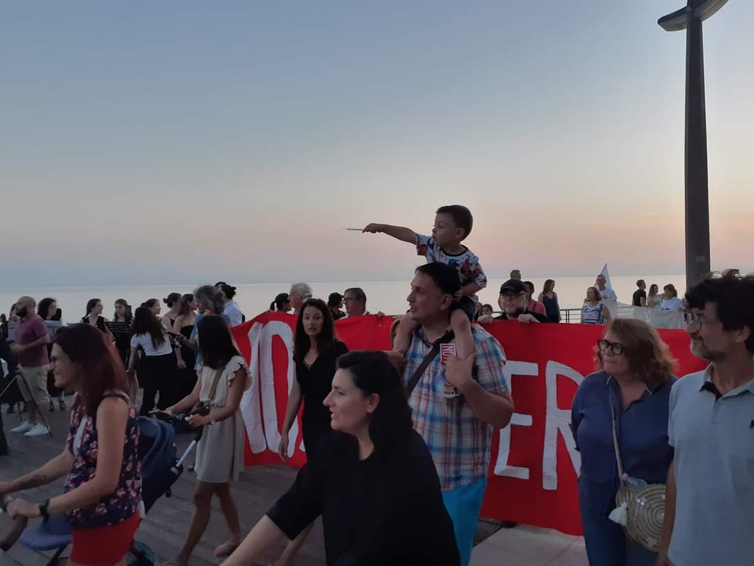 Grado in piazza contro l'acciaieria in Laguna, in 300 sfilano