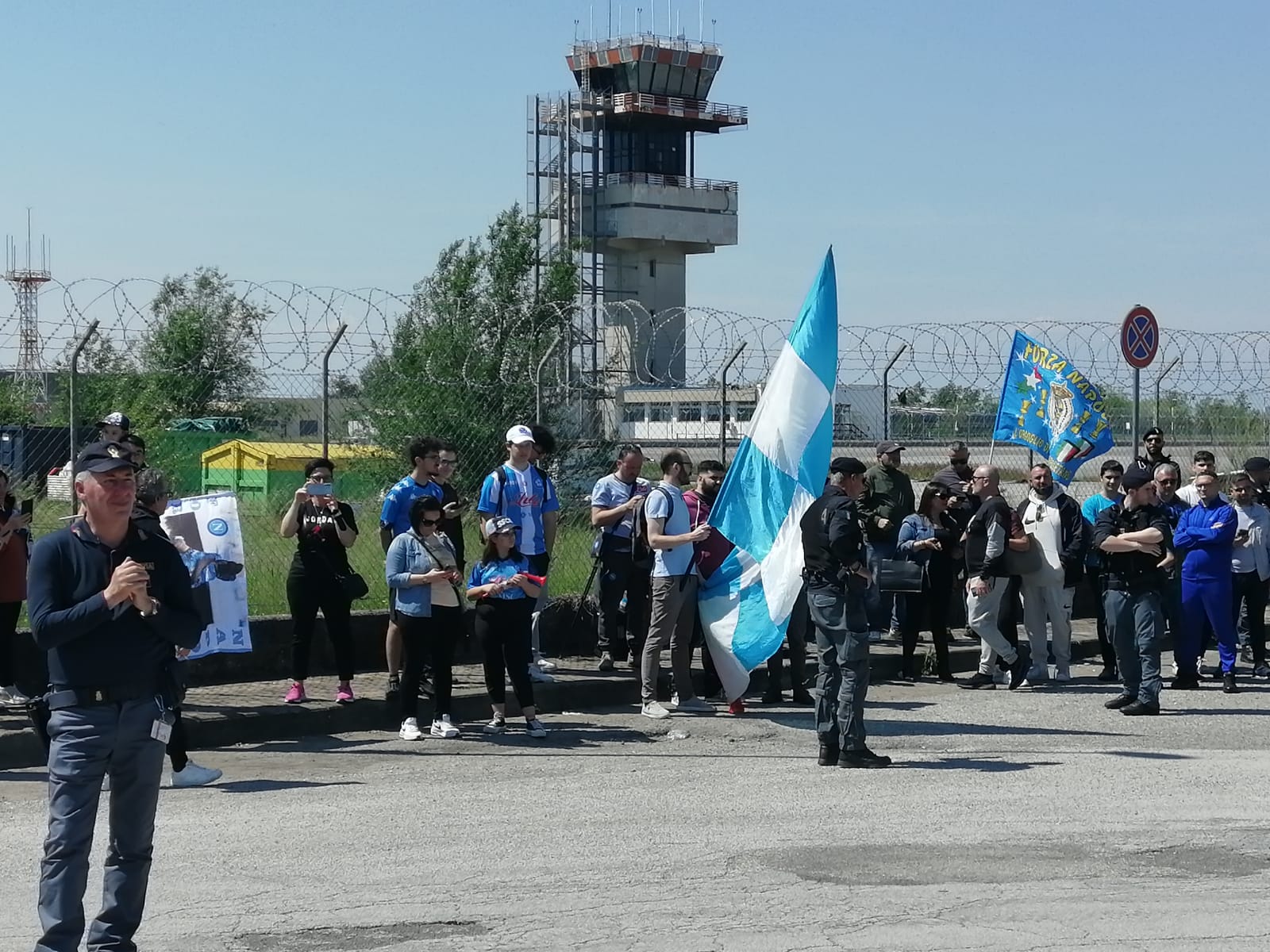 Festa Napoli nella notte a Monfalcone, applausi dei tifosi all'aeroporto