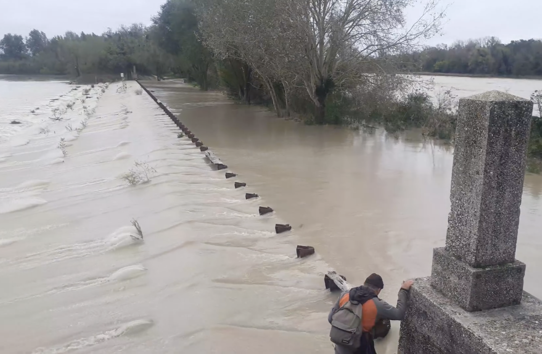 L'Isonzo scavalca la diga della Quarantia, la Cona torna a essere isola