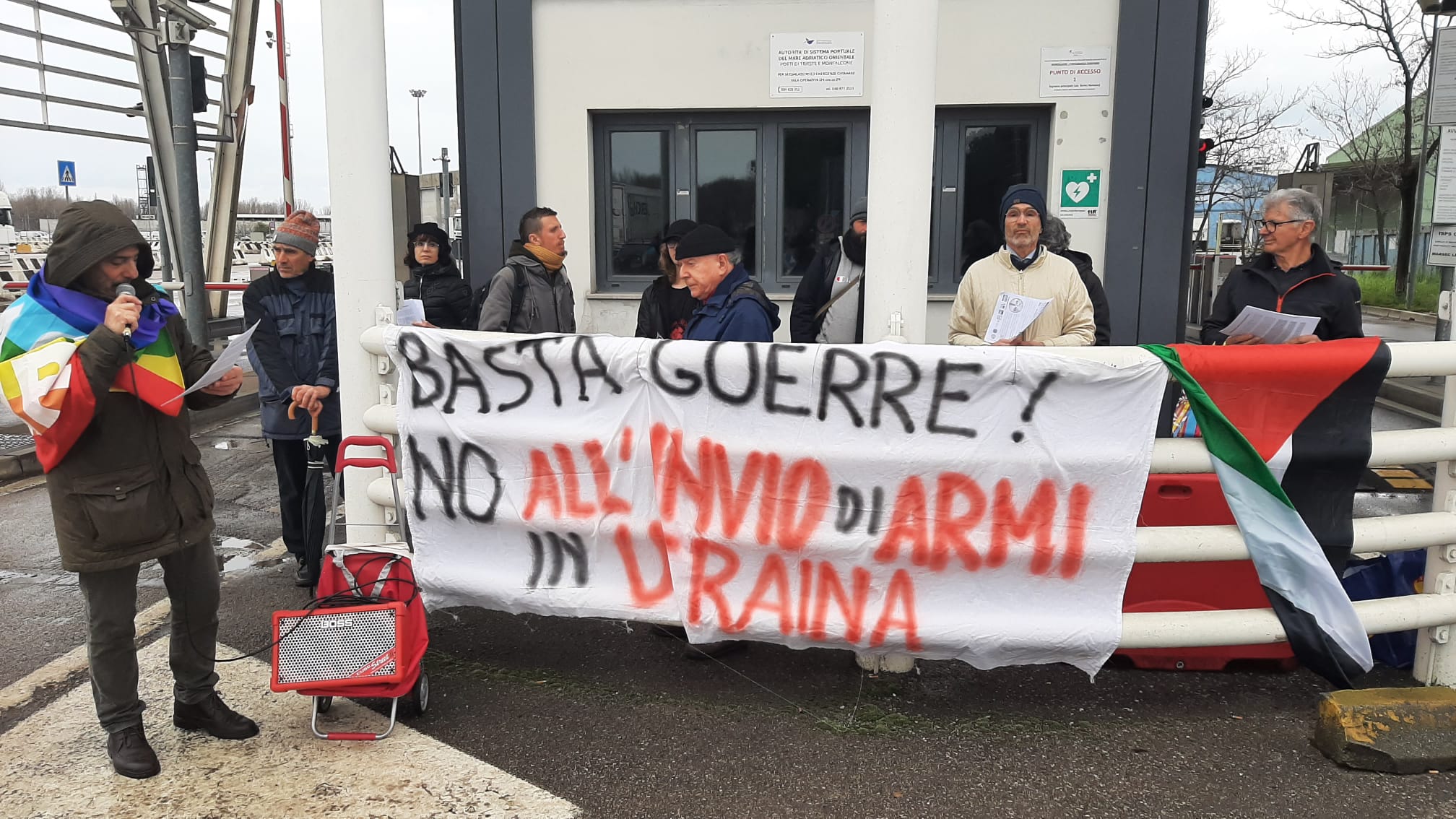 «Armi caricate sulle navi a Monfalcone», protesta per la pace fuori dal porto