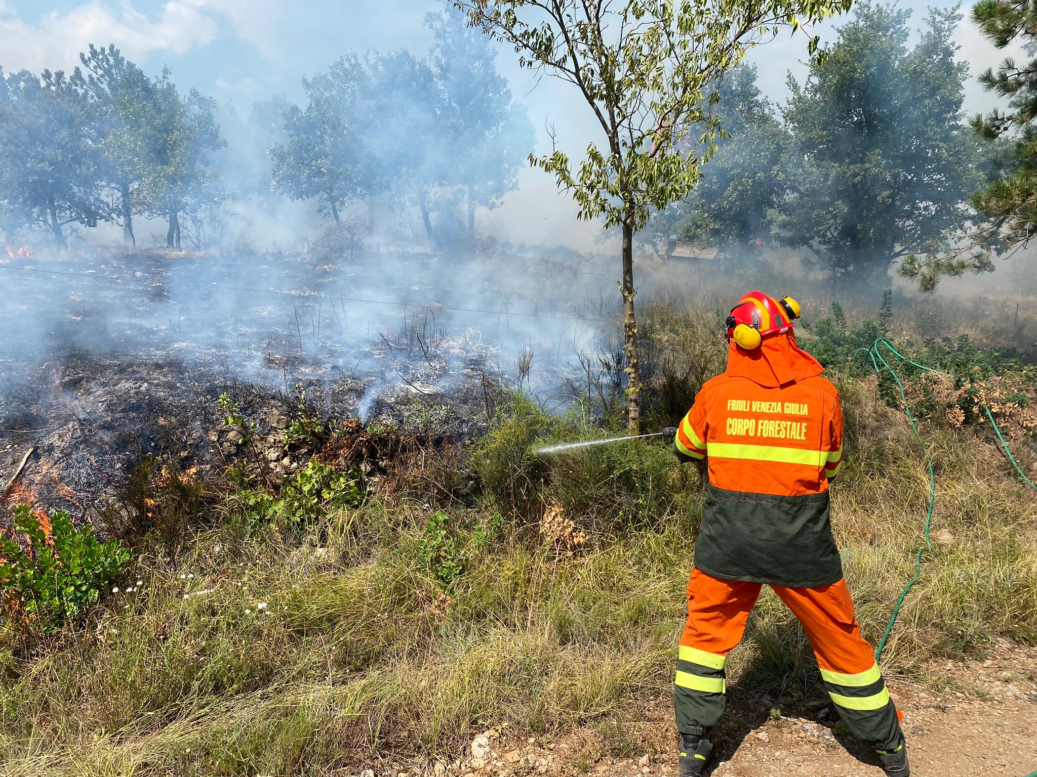 A fuoco due ettari di Carso di Monfalcone, domato il rogo in località Forcate