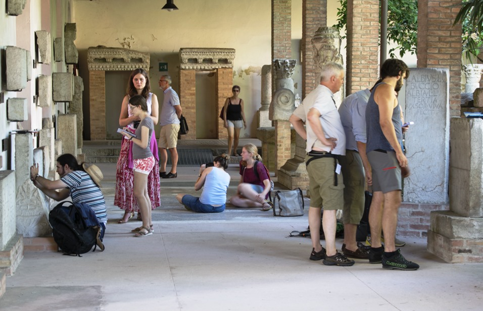 Immagine per Scoprire l'epigrafia, parte il corso sui monumenti romani tra Aquileia e Grado