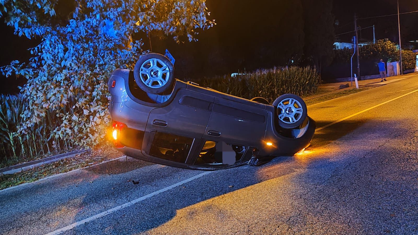 Immagine per Aquileia, donna si ribalta con l’auto all’incrocio del Foro Romano