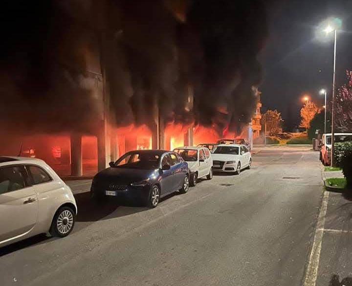 Immagine per Cervignano, rogo in via Brumatti: a fuoco una decina di auto, evacuate 24 famiglie