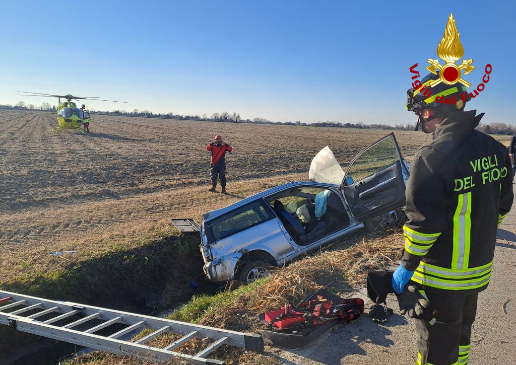 Immagine per San Canzian, automobilista finisce nel fossato in via Due Fiumi