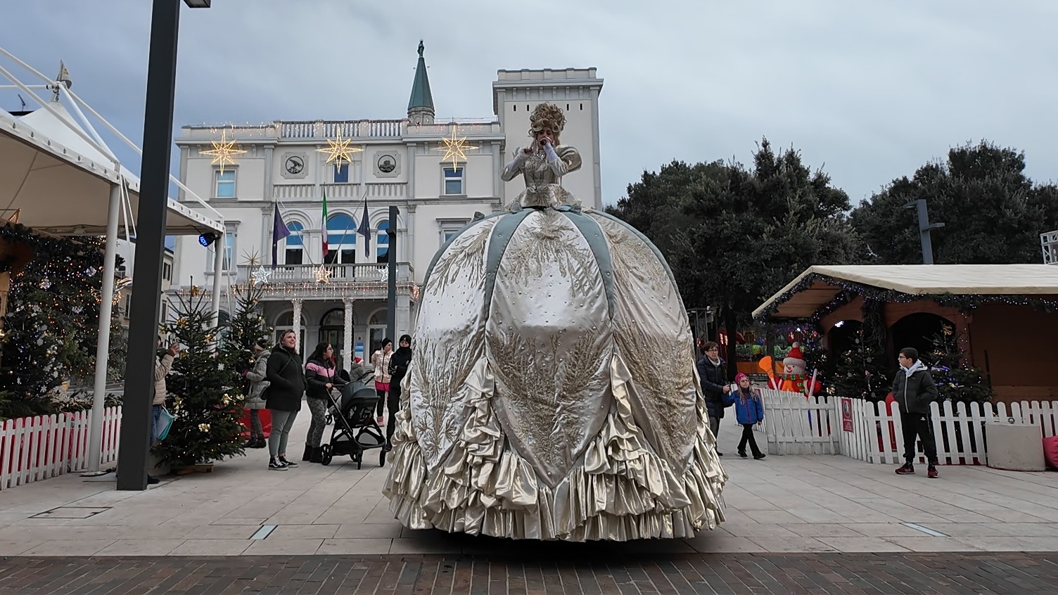 La voce di Madame Opera fa sognare il centro cittadino di Monfalcone addobbato a festa