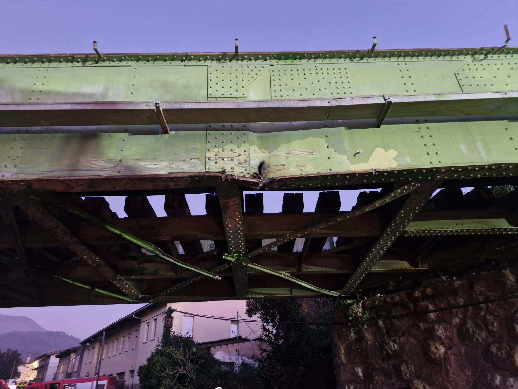 Immagine per Salcano, il ponte ferroviario è da sostituire: danni troppo ingenti