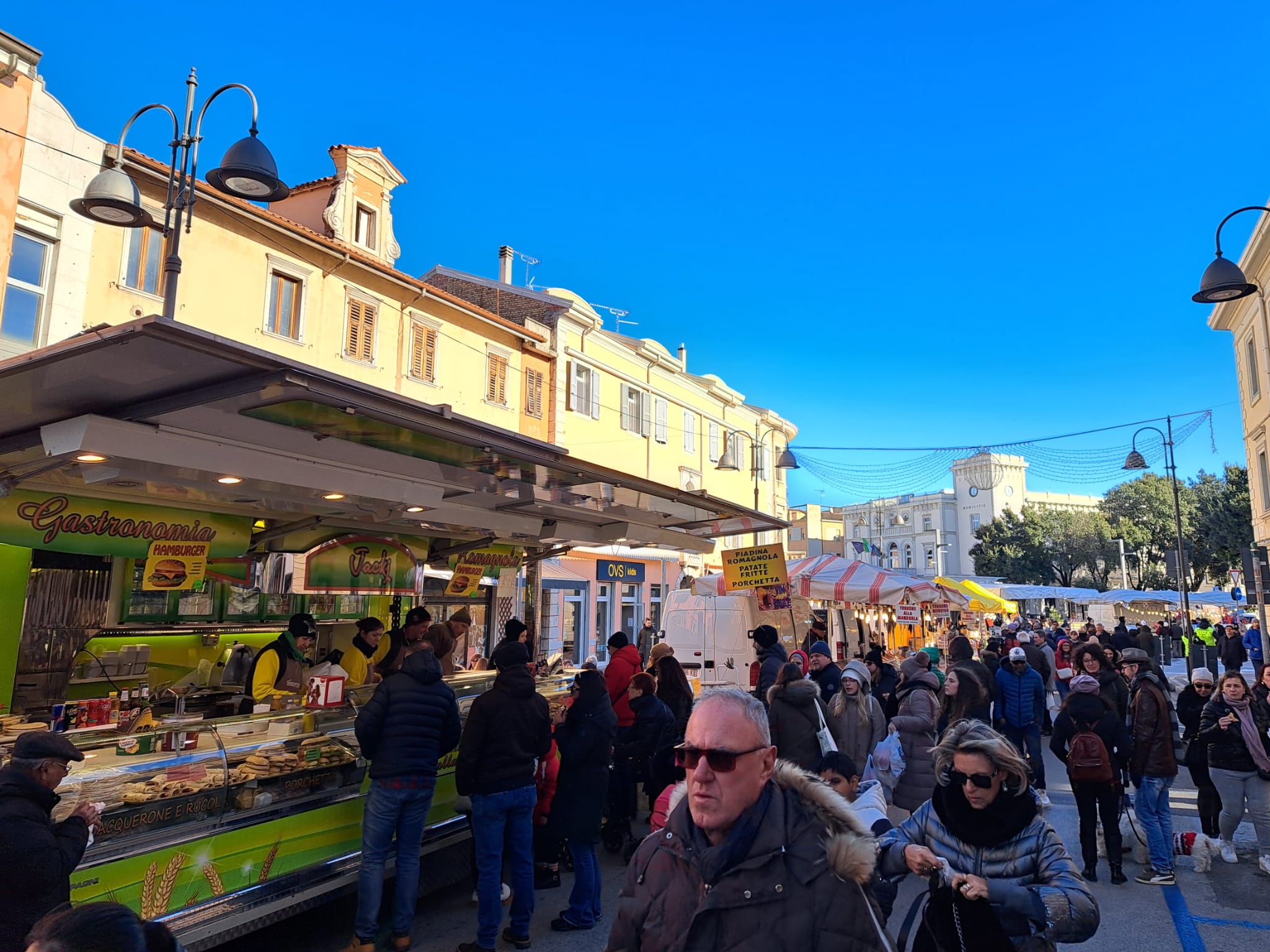 Immagine per Monfalcone in festa per la Fiera di San Nicolò: colori, allegria e golosità riempiono il centro cittadino