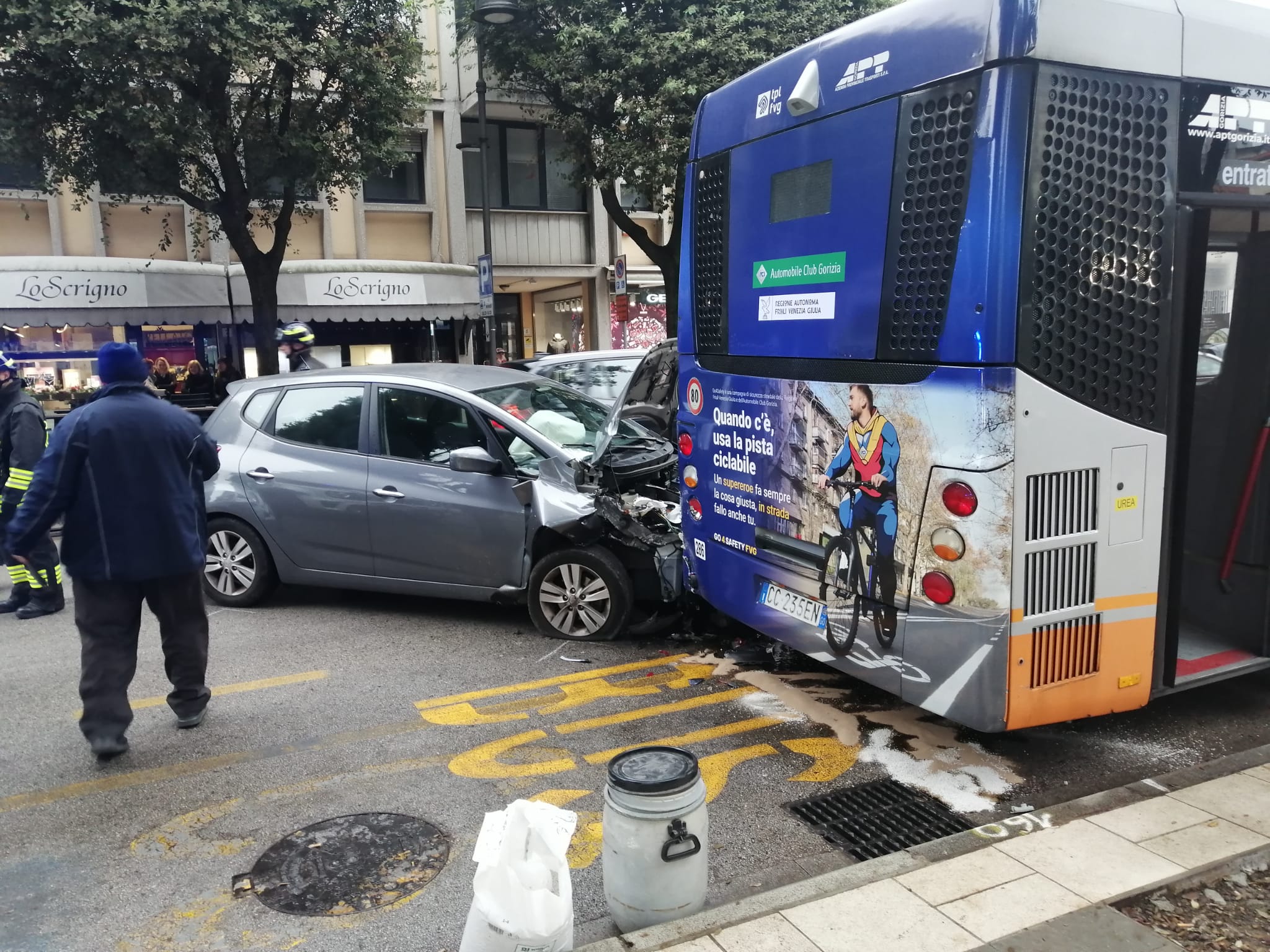 Hyundai contro bus in sosta a Monfalcone, ferito e traffico rallentato in centro