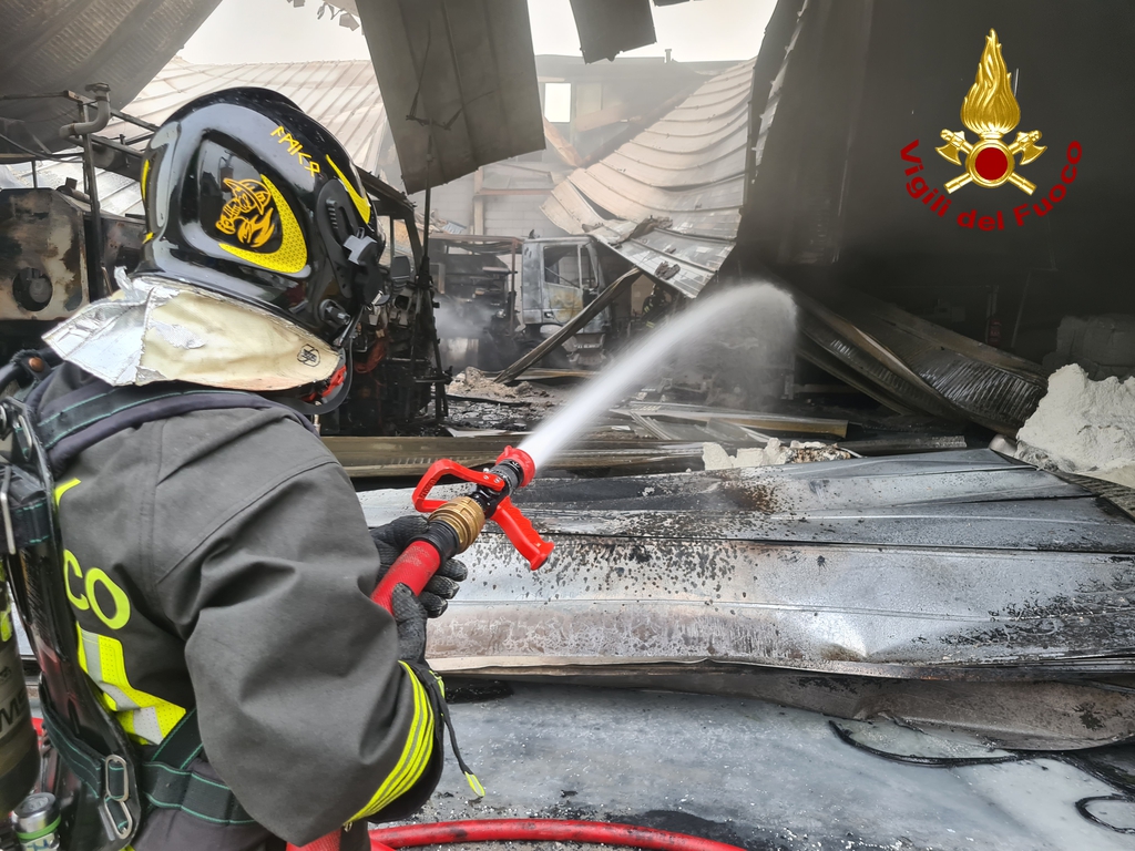 Grosso incendio nella zona industriale di Ronchi, fiamme domate dai soccorsi