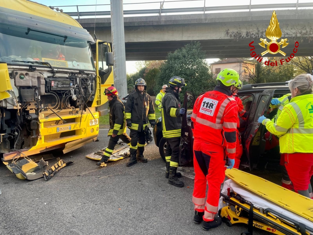 Strada Statale 351, scontro tra auto e autoarticolato: una donna ferita