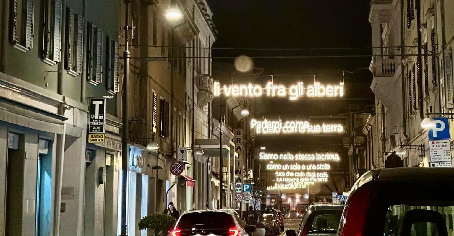 Monfalcone, le parole di Elisa illuminano Corso del Popolo. Atteso il portale d’ingresso