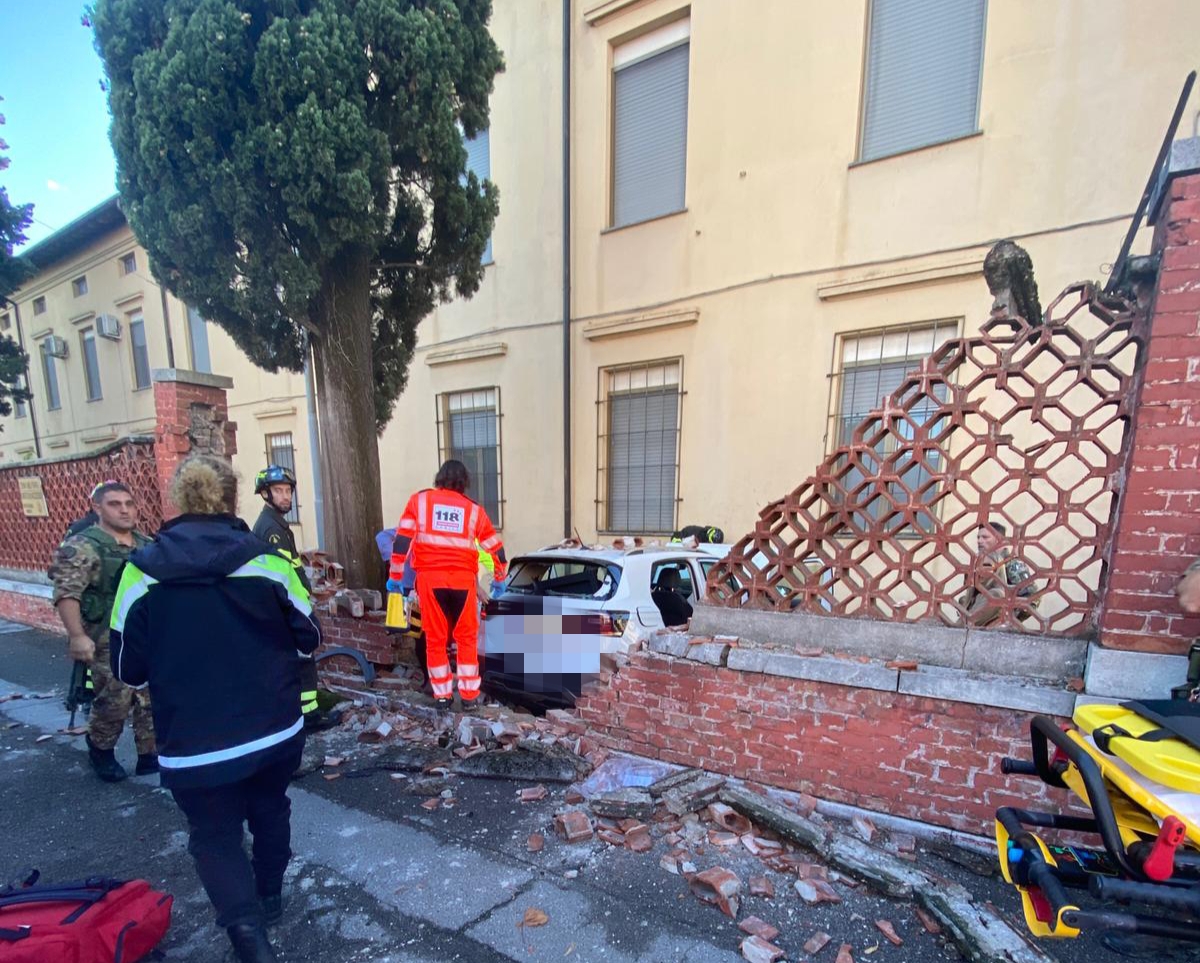 Immagine per Auto si schianta contro il muro della caserma a Gorizia, ferito conducente 