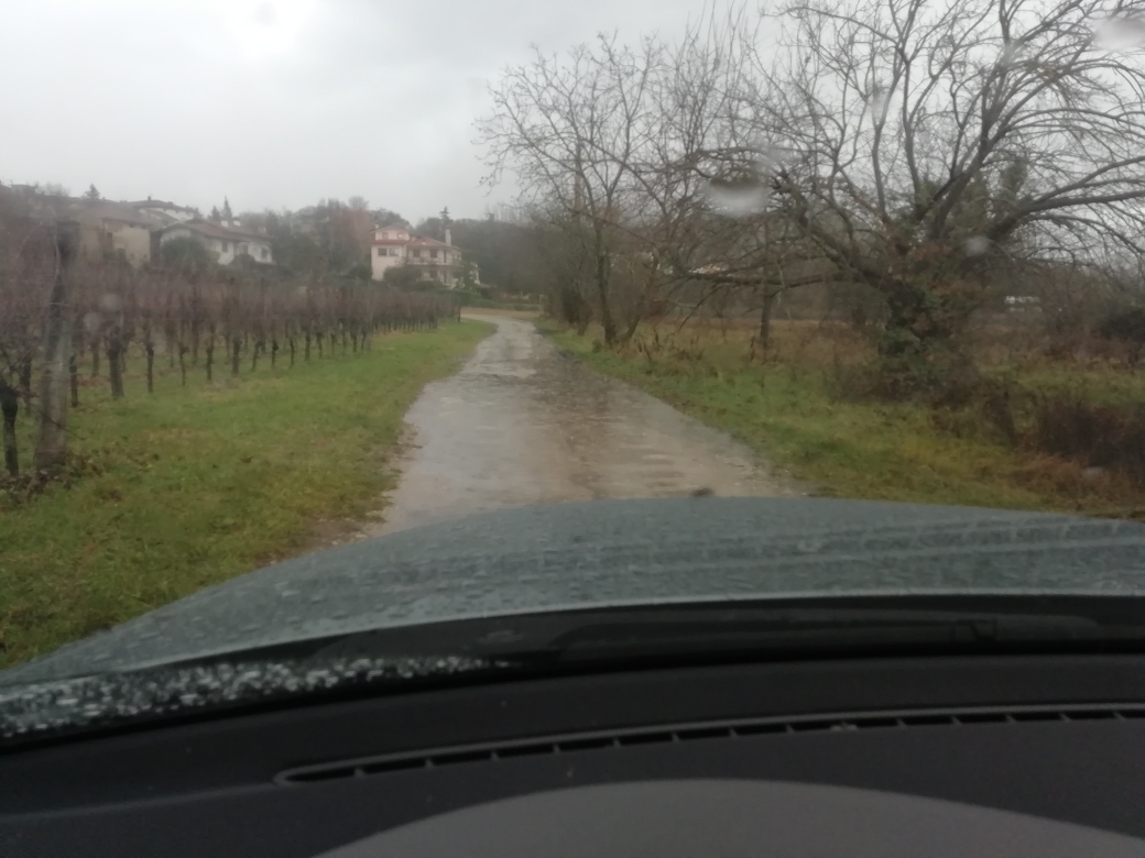 Arriva il maltempo e la strada diventa un fiume, la rabbia dei residenti a Lucinico