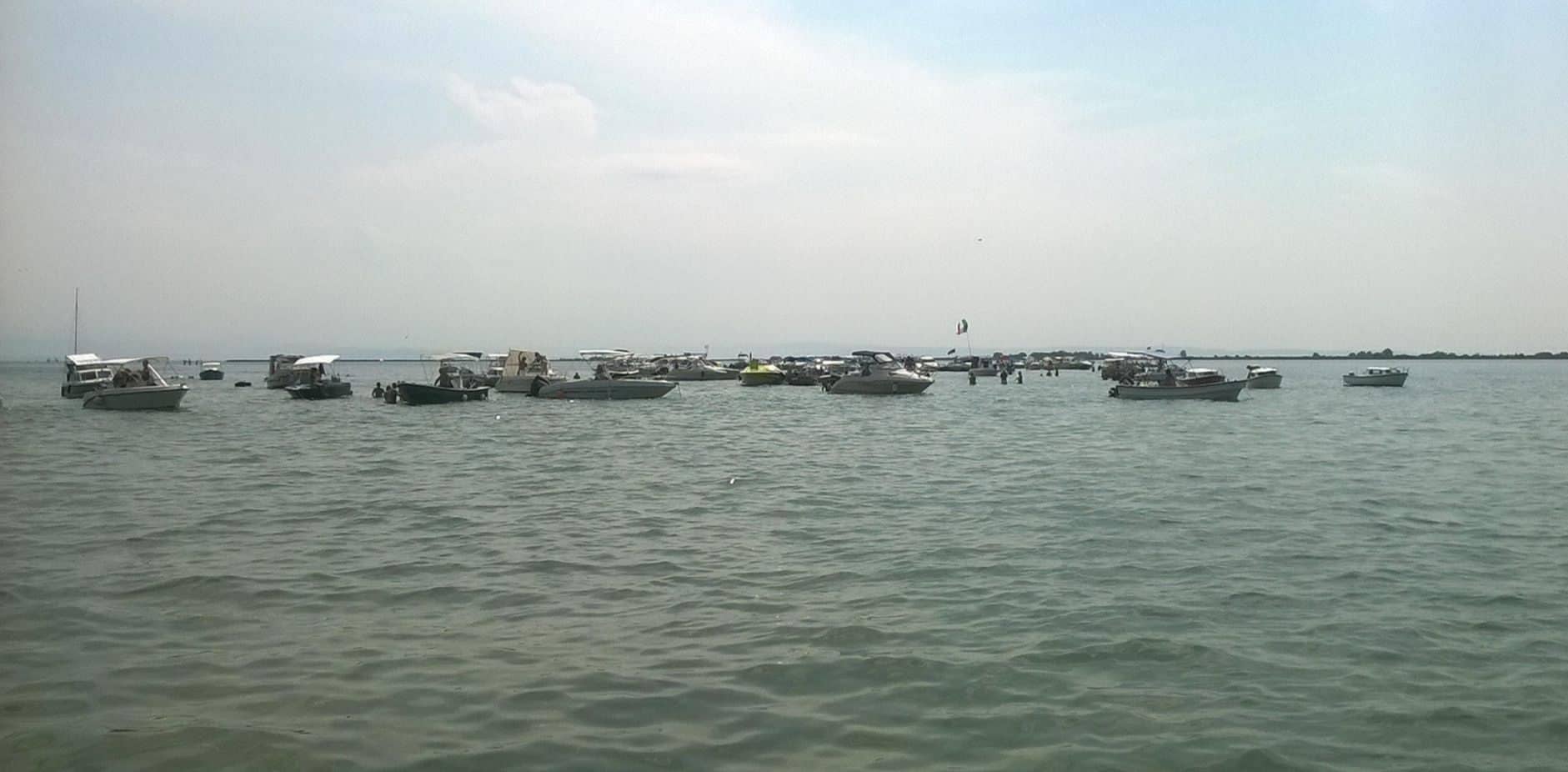 Immagine per Folla e barche alla foce dell'Isonzo di Staranzano a Ferragosto, ira di Legambiente 