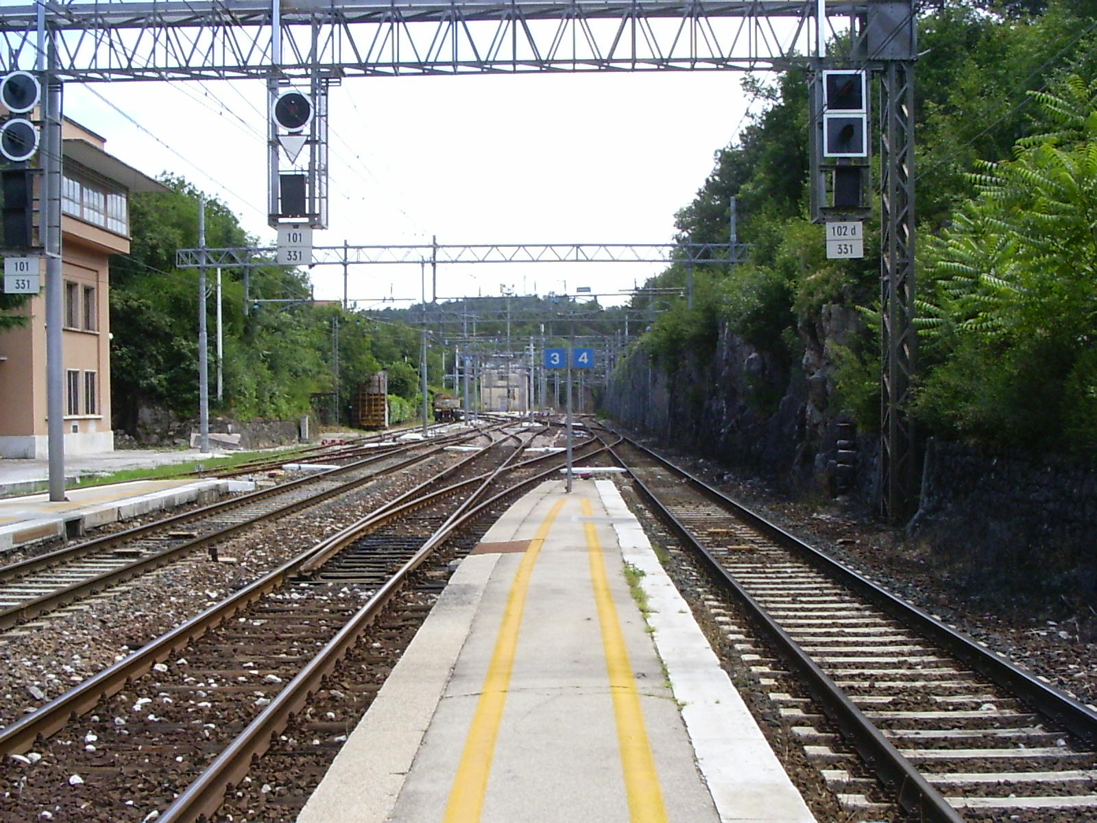 Immagine per Donna incinta si sente male sul treno, fermata d'emergenza ad Aurisina