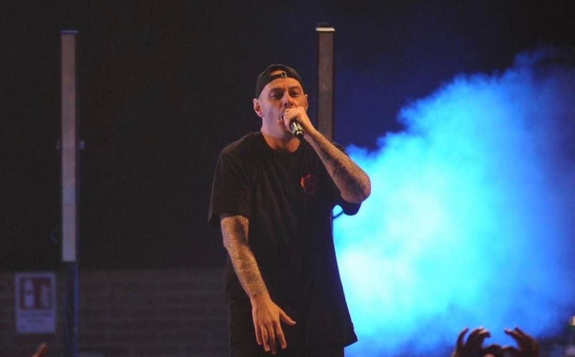 Fabri Fibra fa tappa a Grado, rapper protagonista al Parco delle rose