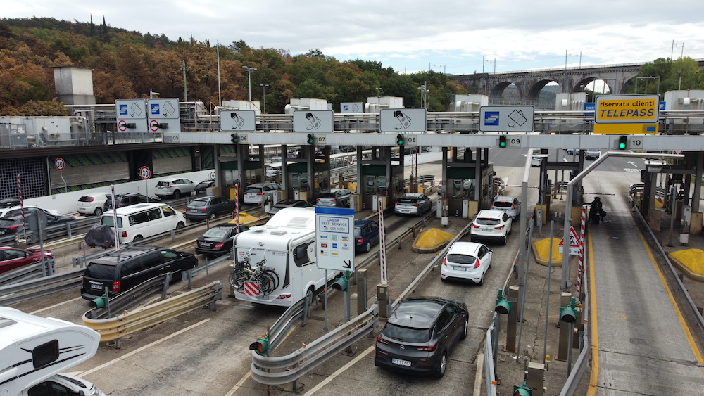 Cade vernice sull'autostrada A4, chiuso lo svincolo di Monfalcone