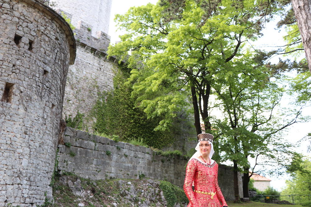 Il castello di Branik ricostruito dopo la guerra, viaggio nel Medioevo