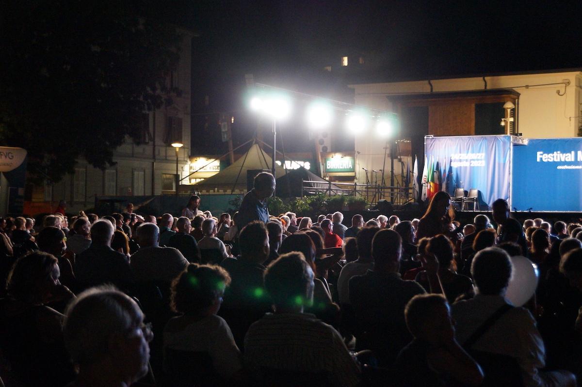 Gorizia stregata dal folklore, tanti applausi e oggi il clou con la Parata