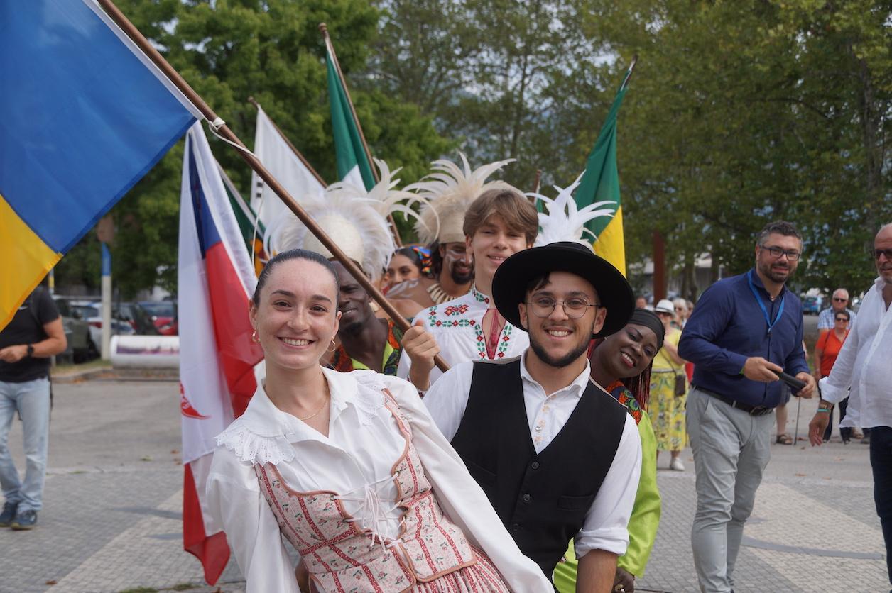 I colori del folklore sul confine di Gorizia, costumi e balli in Transalpina 