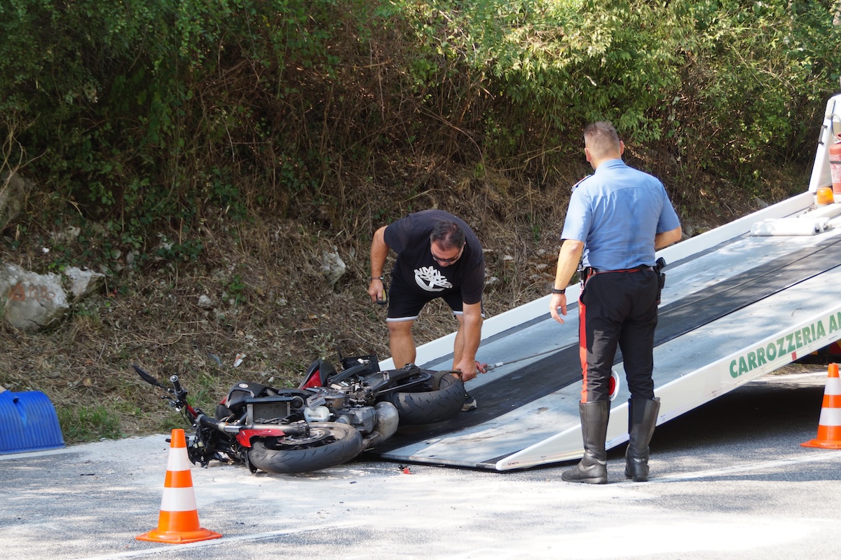 Immagine per Incidente tra auto e moto sulla strada del Vallone, centauro elitrasportato a Cattinara