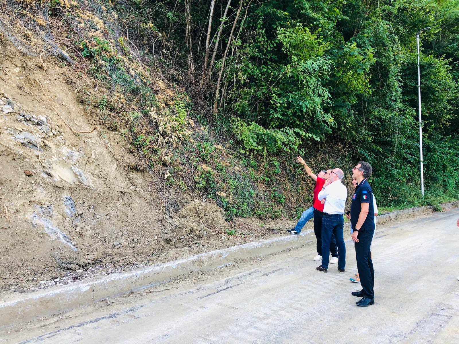 Immagine per Chiusa la strada verso il confine di Mernico, frana blocca ancora il passaggio