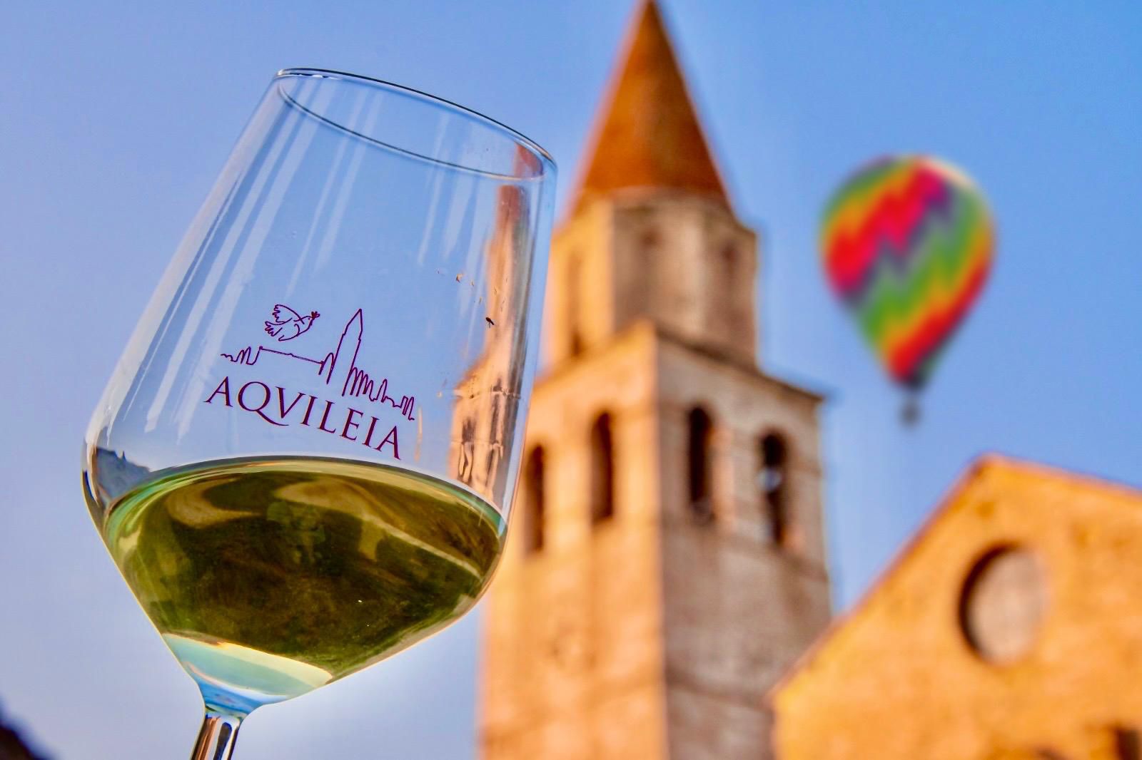 Immagine per Le Notti del Vino colorano Aquileia, viaggio in mongolfiera sopra il sito Unesco