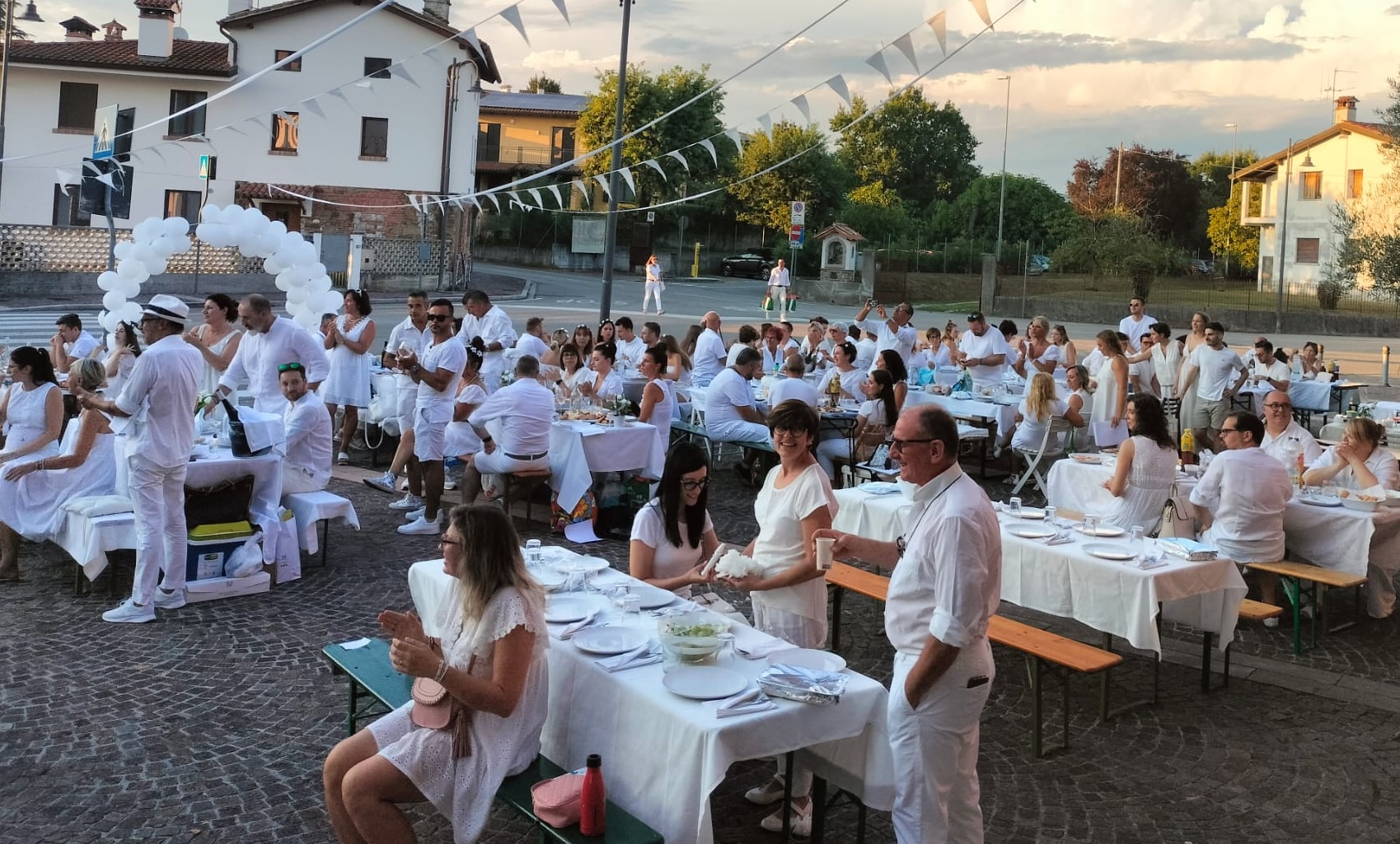 Immagine per La cena in bianco baciata dal meteo a Mossa, festa in piazza per 180 partecipanti