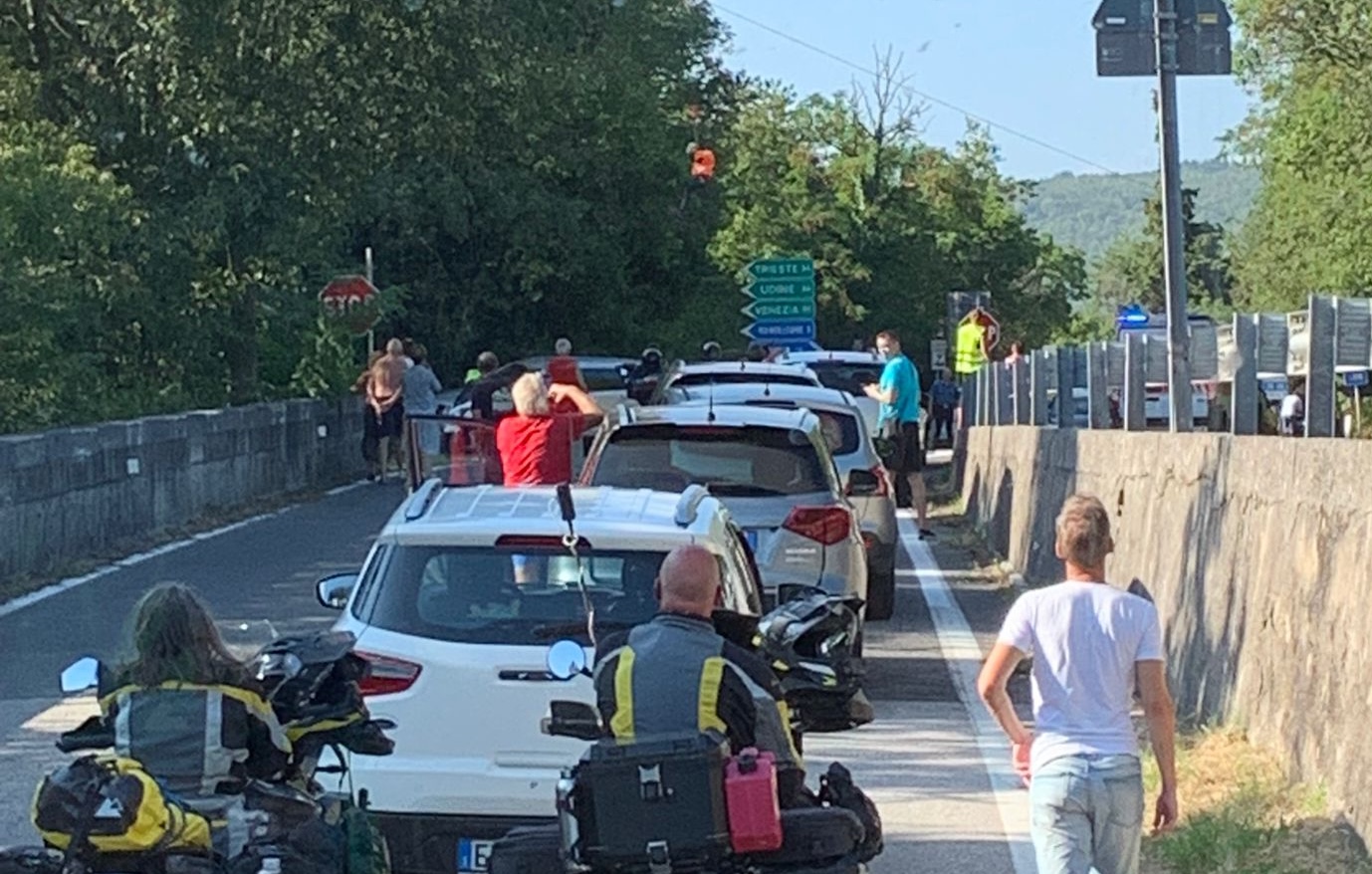 Cade dalla moto tra la strada del Vallone e Sablici, sessantenne in ospedale