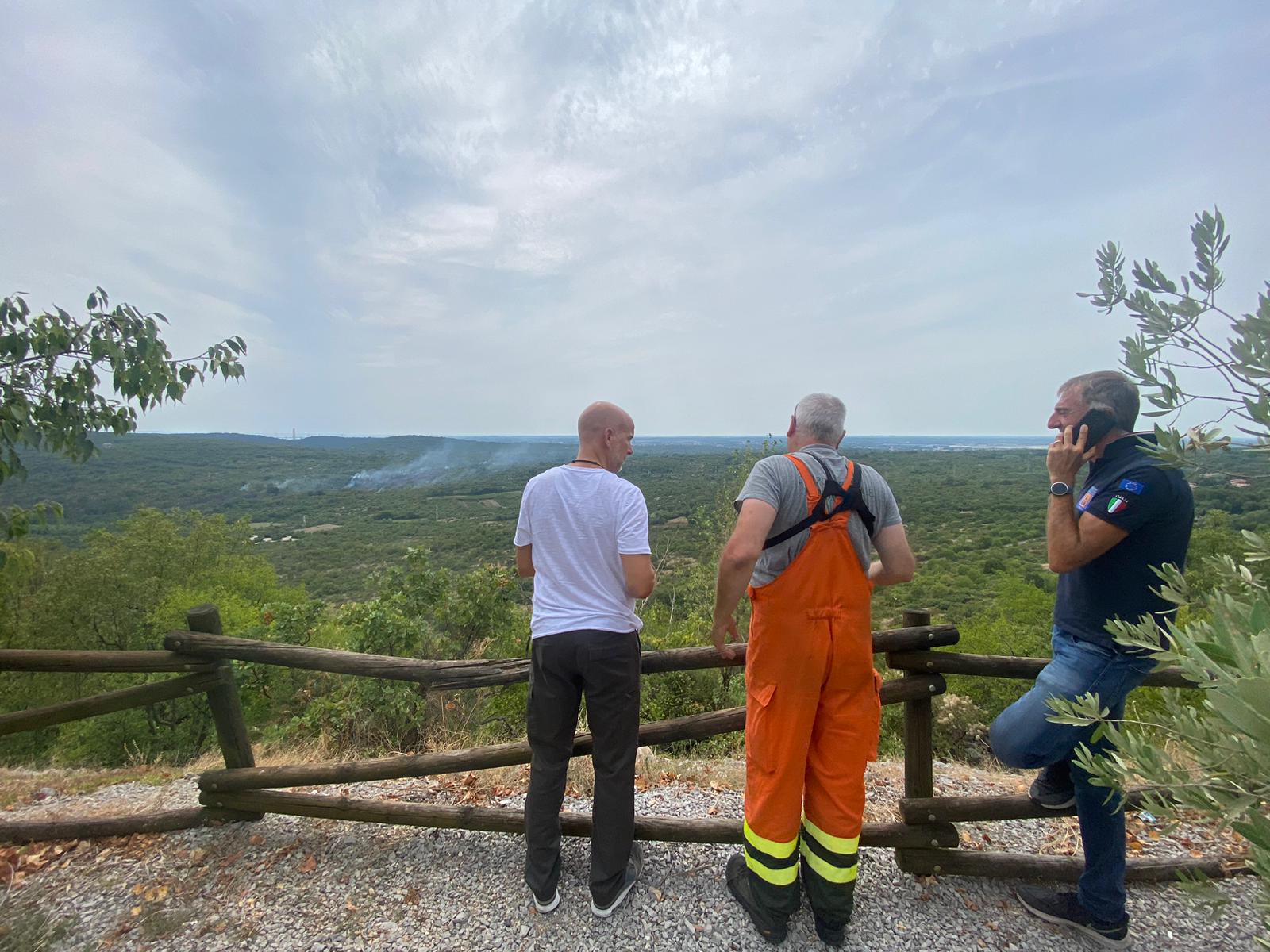 Incendio sul Carso a Doberdò, spenta la colonna di fumo vicino al lago