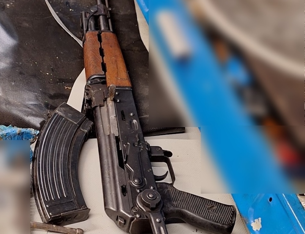 Immagine per Kalashnikov e droghe in casa, blitz della polizia di Nova Gorica: arrestato 43enne