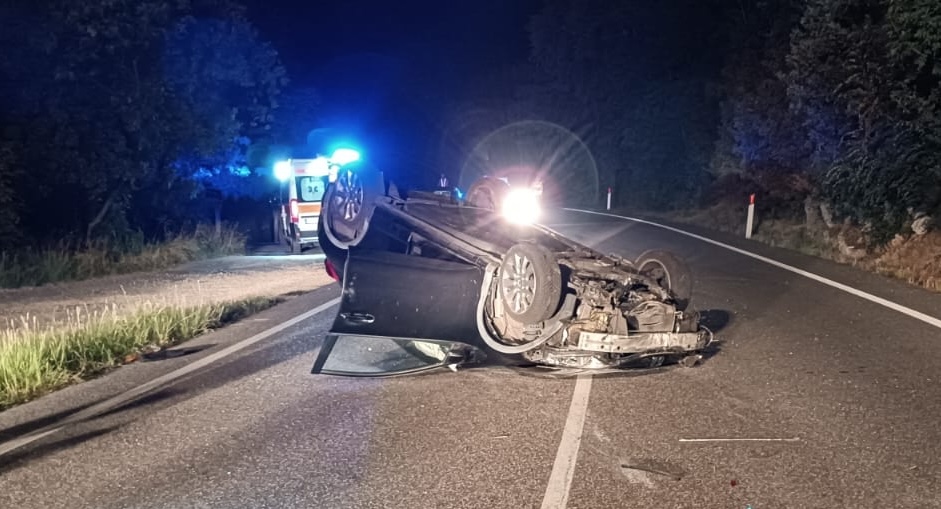 Immagine per Finisce sottosopra con l'auto sulla statale a Duino, paura per un 64enne di Staranzano