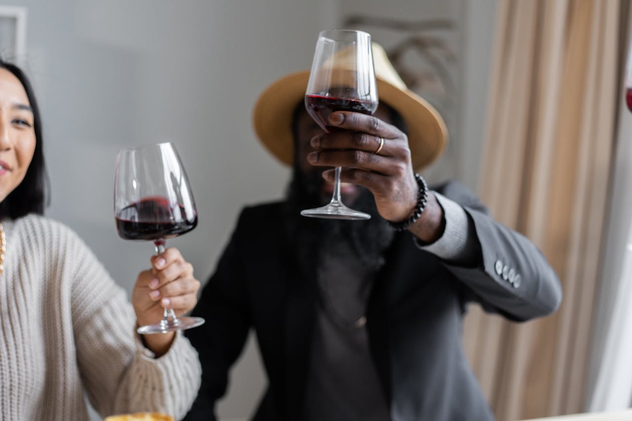 Calici di vino, sardoni e musica: appuntamento in terrazza sulla Baia di Sistiana