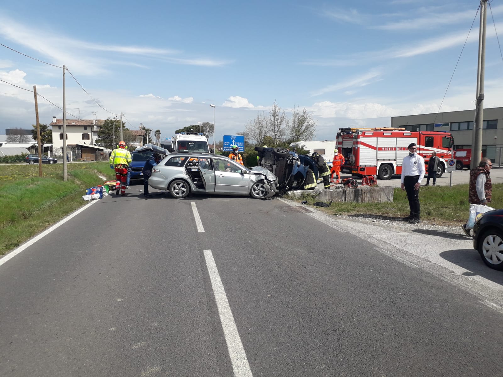 Incidente sulla provinciale a Cervignano, tre auto distrutte e sette feriti 