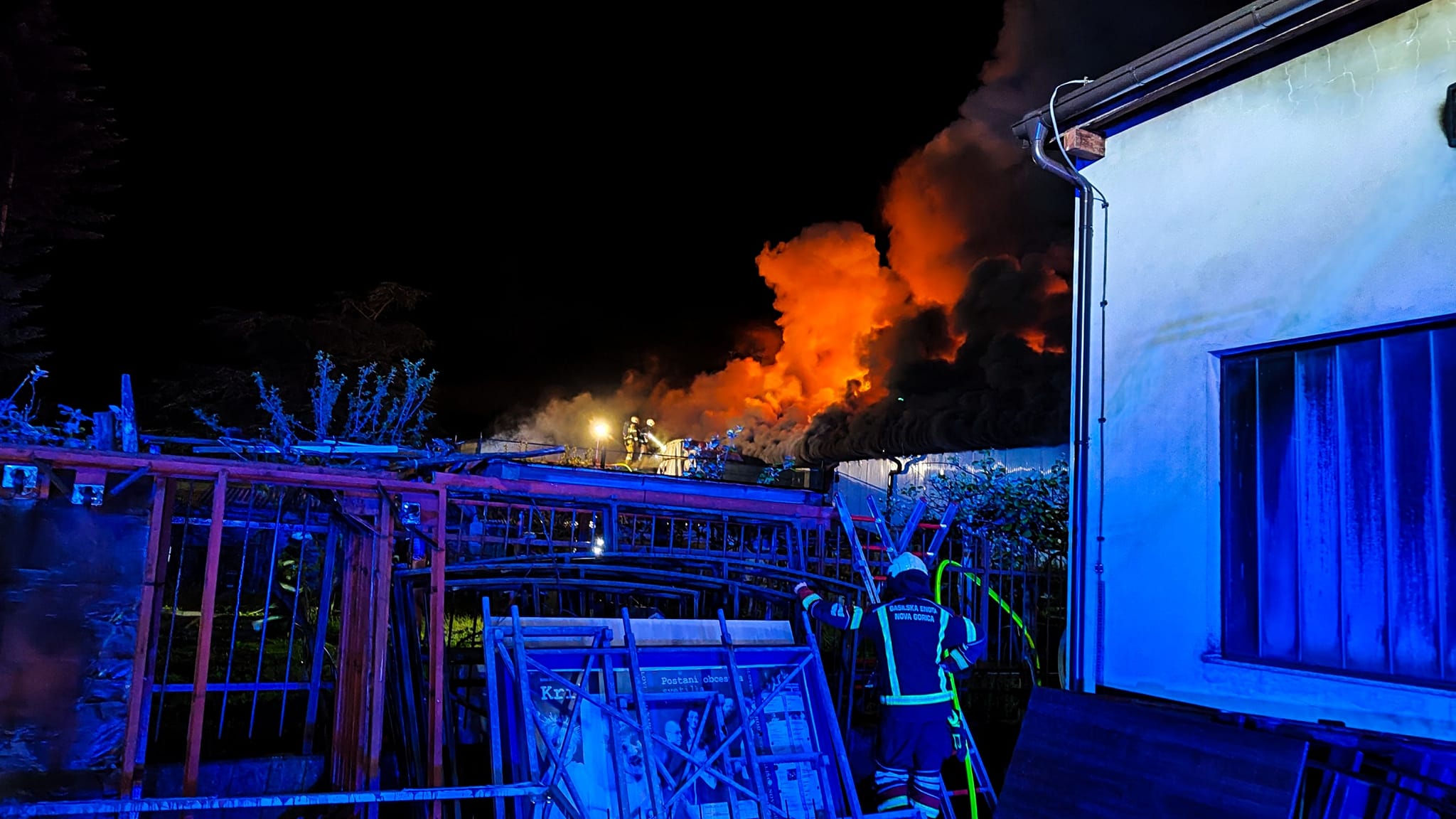 Magazzino a fuoco nella notte a Salcano, incendio vicino al confine