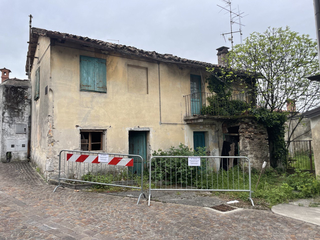 Casa nel degrado a Savogna, scatta l'ordinanza di messa in sicurezza