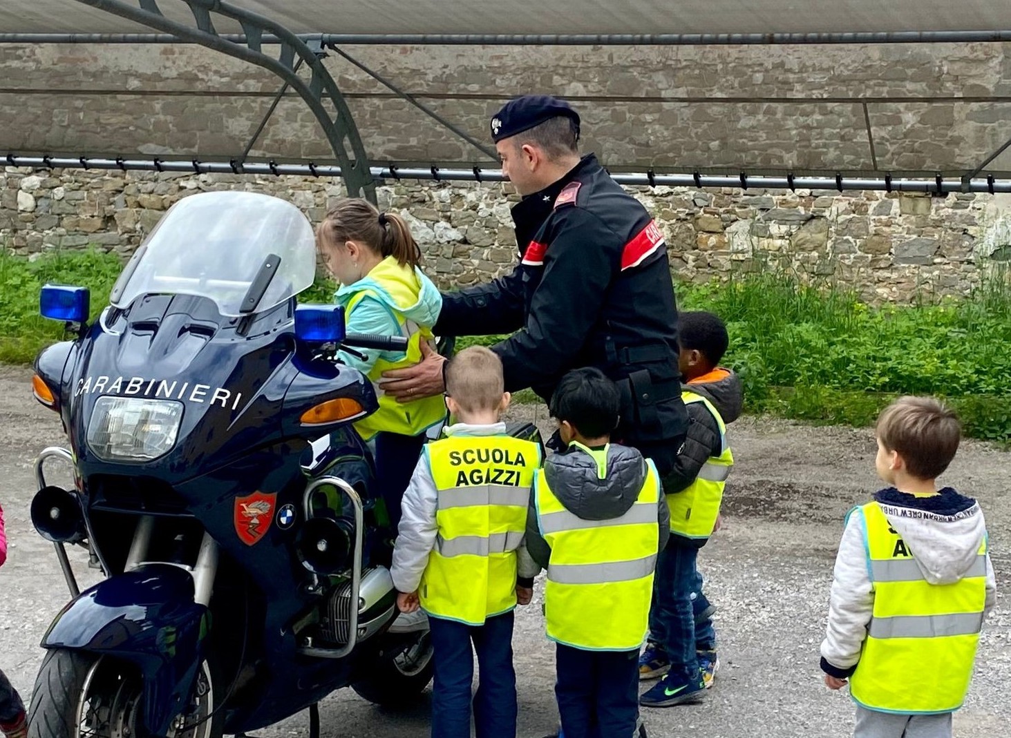 Bambini su auto e moto dei carabinieri, visita in caserma a Gorizia