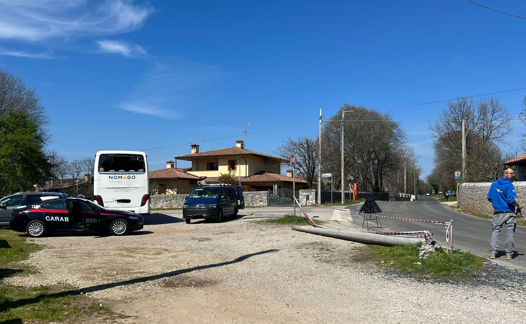 Immagine per Abbatte palo della luce con la corriera, incidente a Doberdò del Lago