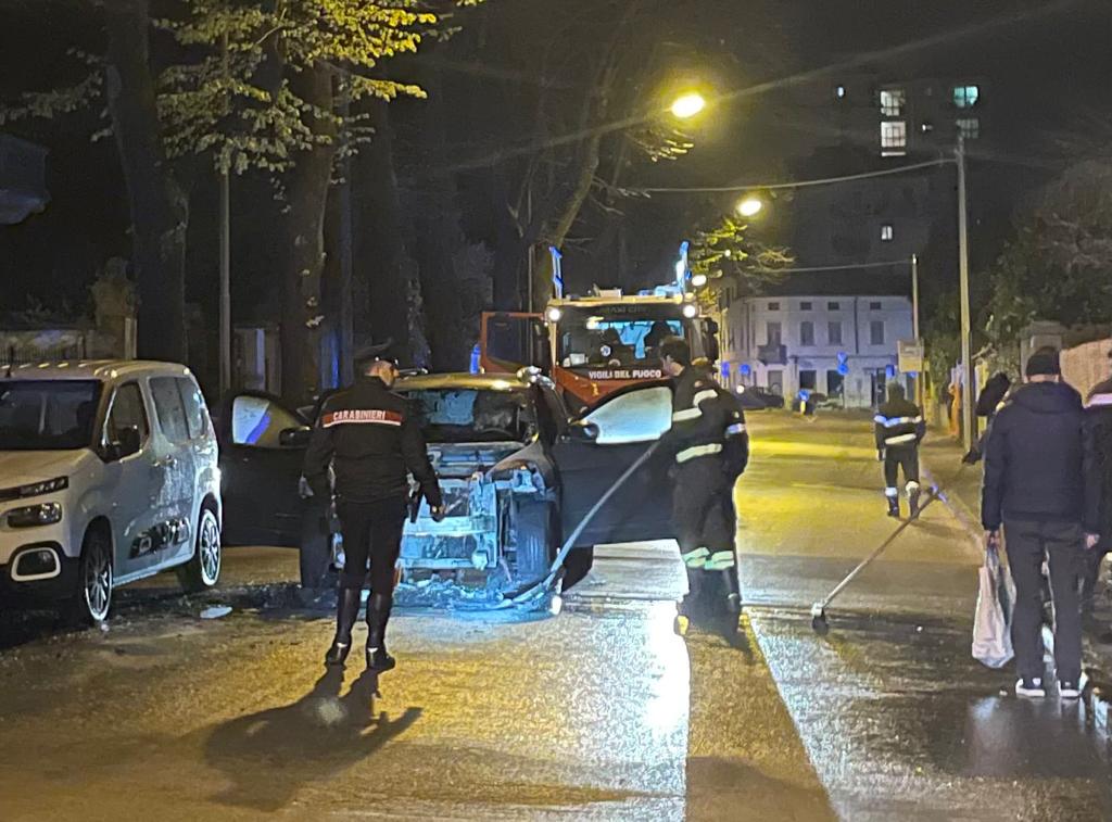 Gorizia, suv prende fuoco in mezzo alla strada in via Vittorio Veneto